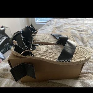 NEW - woven sandals with black strap